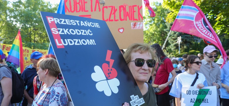 "Politycy zawiedli kobiety!". Protest pod Sejmem po odrzuceniu ustawy dot. aborcji
