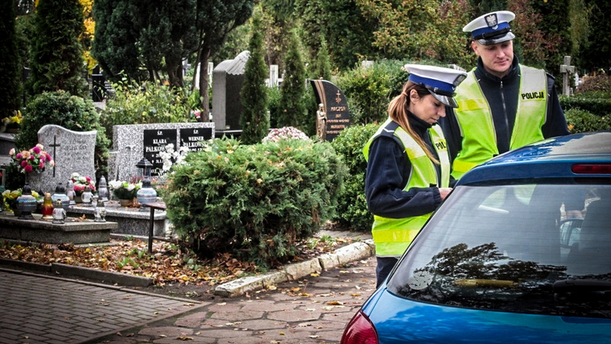 392 kolizje i 24 wypadki, w których 25 osób zostało rannych, a  jedna poniosła śmierć na miejscu – to podsumowanie wciąż trwającej na Pomorzu akcji "Znicz". Policjanci zatrzymali też 61 pijanych kierowców.