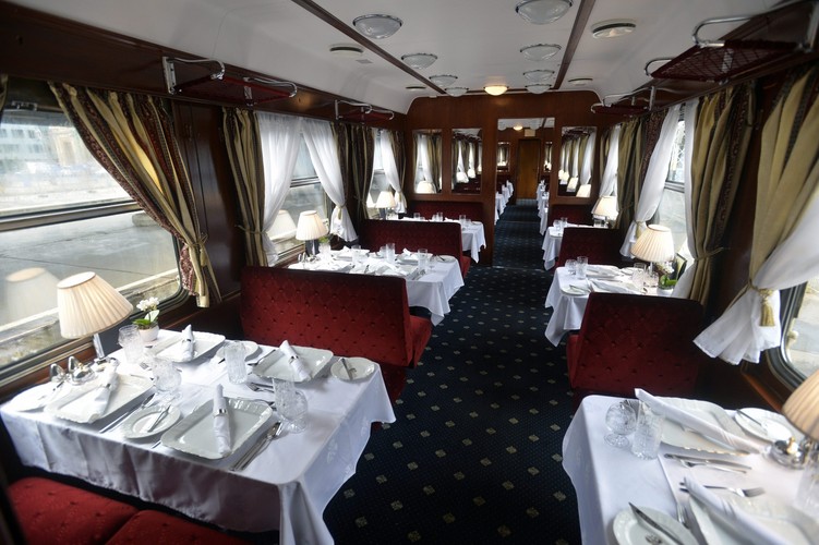 Stamtąd Golden Eagle Danube Express pomknie do Iranu na własnych kołach, kończąc swoją podróż w Teheranie.

<br>Widok z wnętrza wagonu restauracyjnego <br><br> EPA / ZOLTAN MATHE WĘGRY OUT Dostawca: PAP / EPA.