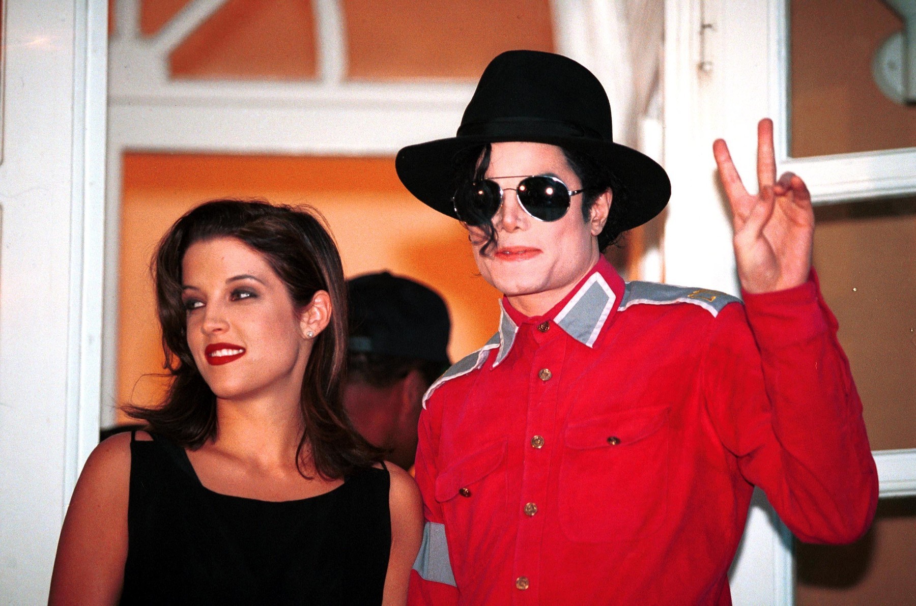 Americká speváčka Lisa Marie Presley s Michaelom Jacksonom.