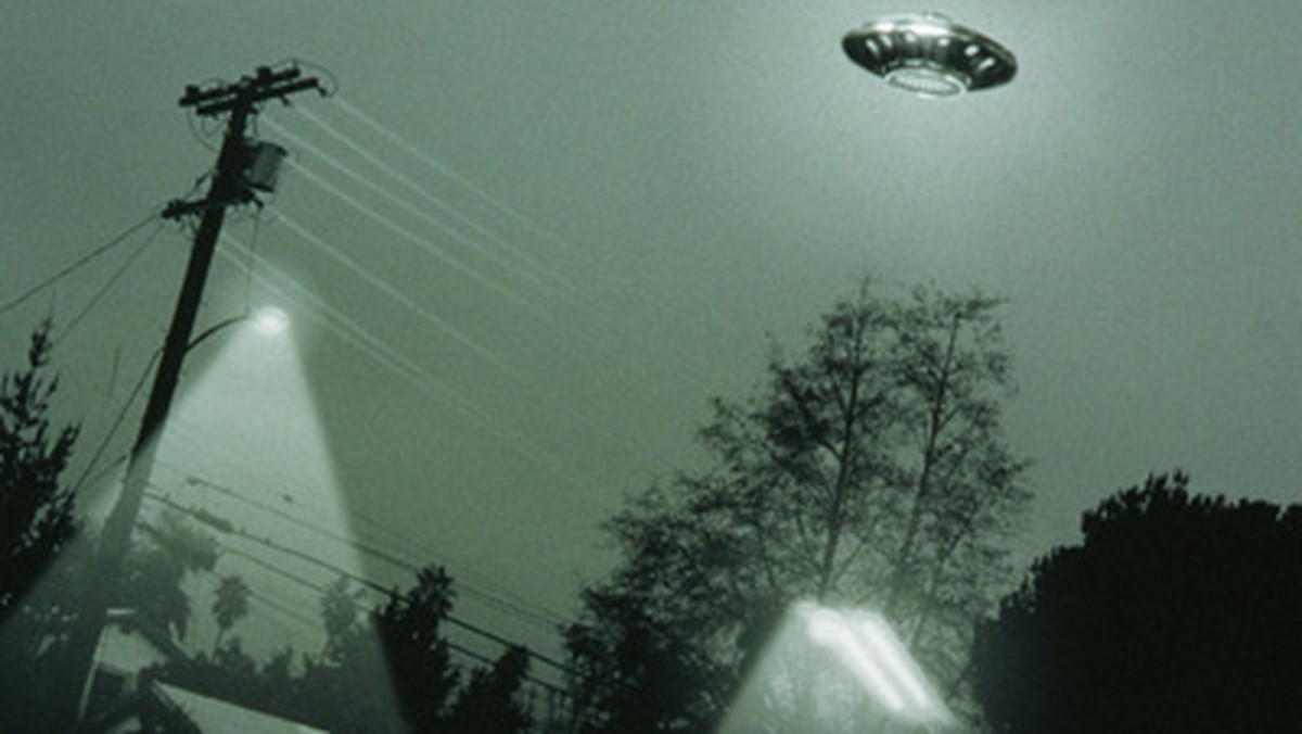Siedmiu byłych pracowników U.S. Air Force, zgromadzonych w poniedziałek w Waszyngtonie, oświadczyło, że UFO od dekad interesuje się ziemską technologią jądrową - donosi serwis CNN.