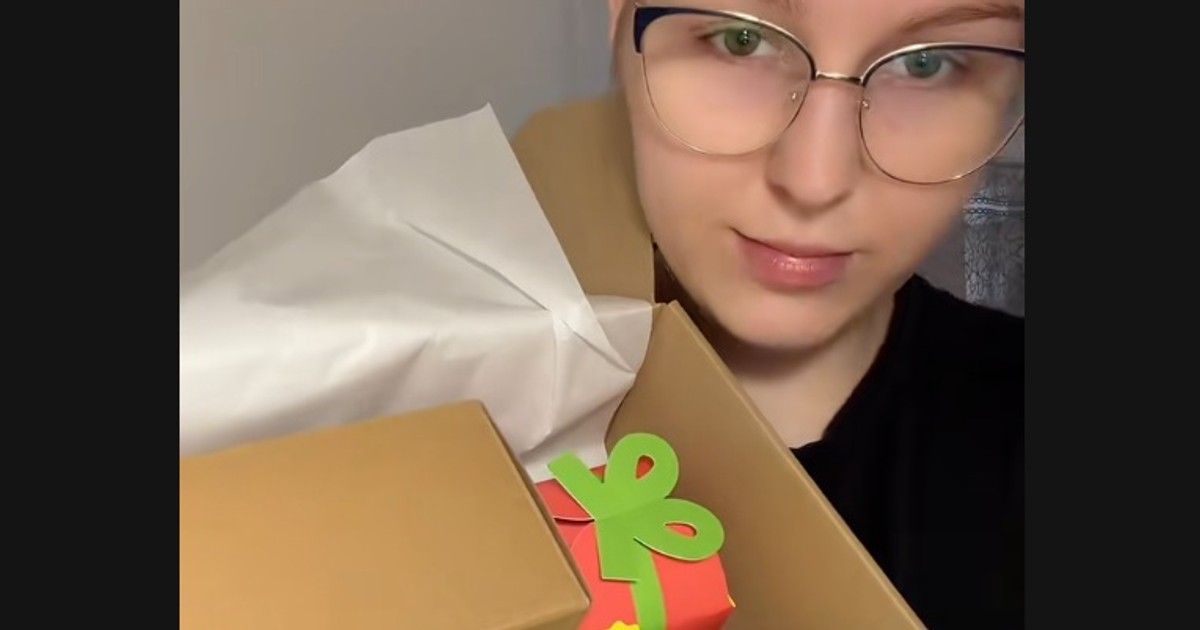 Pokazała świąteczną paczkę od giganta odzieżowego. To zrobiło na niej największe wrażenie