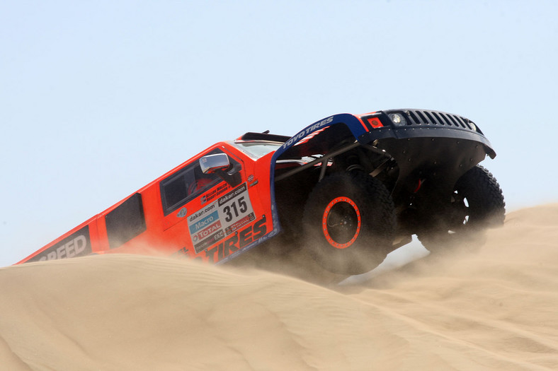 Dakar 2013: Hołowczyc zawiedziony, Sainz utknął na wydmach (2. etap, wyniki, galeria)