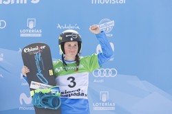 Moioli poniesie włoską flagę podczas ceremonii otwarcia igrzysk w Pekinie