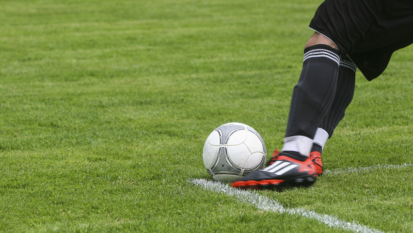 Botrány a nógrádi focimeccsen: egy szurkoló fejelte le a játékost, akinek eltört az orra