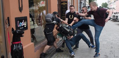 Narodowcy pobili człowieka na manifestacji KOD-u. Policja wszczęła śledztwo