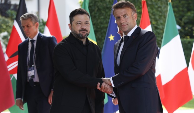 Francuski predsednik Emanuel Makron dočekuje ukrajinskog Volodimira Zelenskog 16. juna kod hotela Rojal u Evijanu gde se održava samit G7