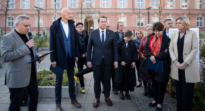 Jacek Barski (drugi z lewej) imponuje nie tylko wzrostem, ale też wiedzą i wysokim stanowiskiem.
