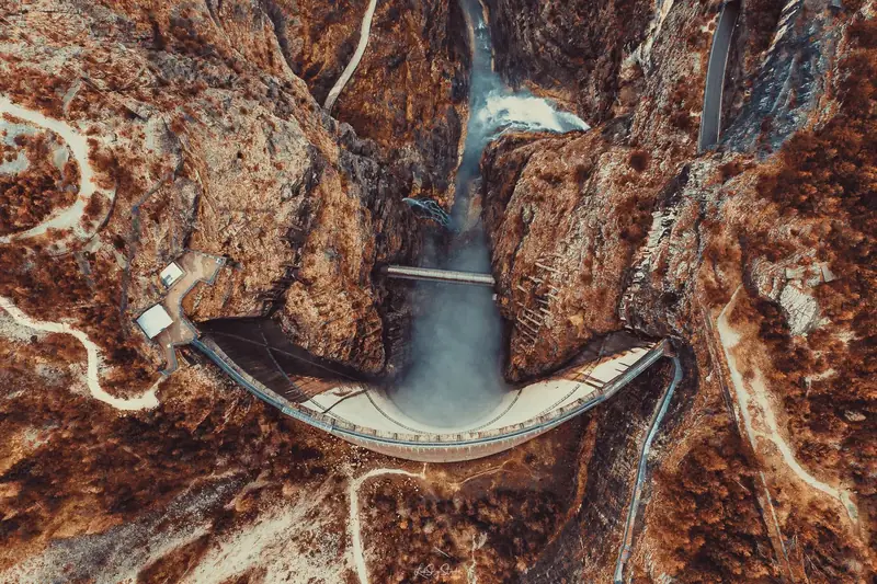  Tama w pobliżu włoskich Dolomitów