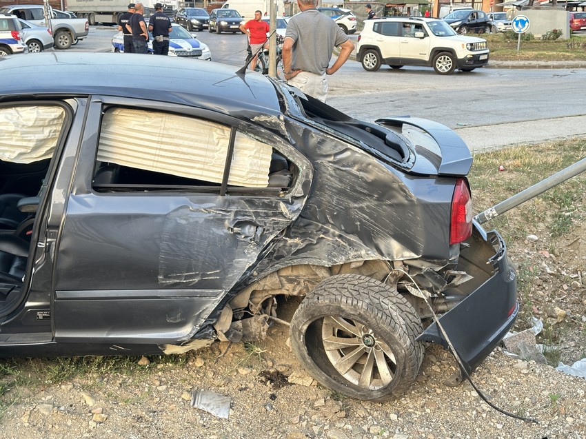 Teška saobraćajna nezgoda na kružnom toku u Ljubiću