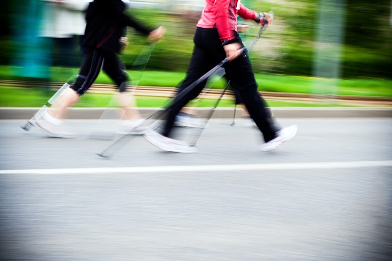 Nordic walking jest lepsze od zwykłego spaceru