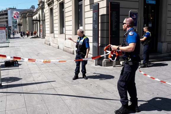 (VIDEO) IZBO LJUDE NA STANICI I POBEGAO! Pomahnitali muškarac pre napada vikao "Alahu Akbar": Drama u Švajcarskoj