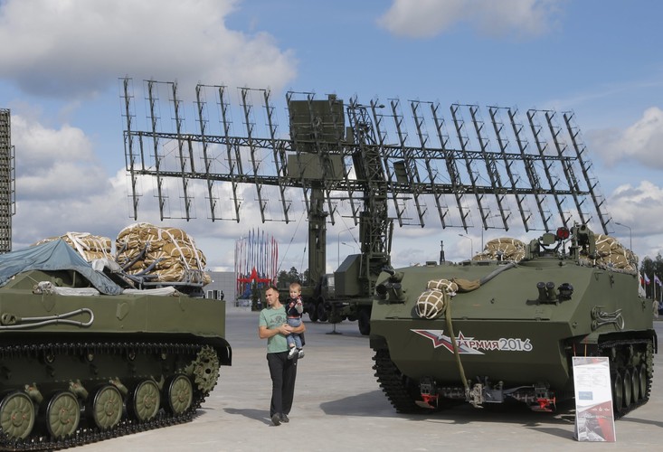 Firmy przemysłu obronnego Rosji zapowiedziały prezentację najnowszych projektów. Koncern Kałasznikow ma przedstawić m.in. najnowszy ręczny karabin maszynowy oraz system bojowy Soratnik, opracowany na zlecenie ministerstwa obrony. Jest to opancerzony pojazd gąsienicowy wyposażony w komputerowy system dowodzenia, łączność radiową i systemy wykrywania i śledzenia celów. Z kolei koncern WPK przedstawi najnowszy projekt - zdalnie kierowany samochód opancerzony Tigr, z działkiem automatycznym kalibru 30 mm.<br><br> fot. EPA / SERGEI ILNITSKY