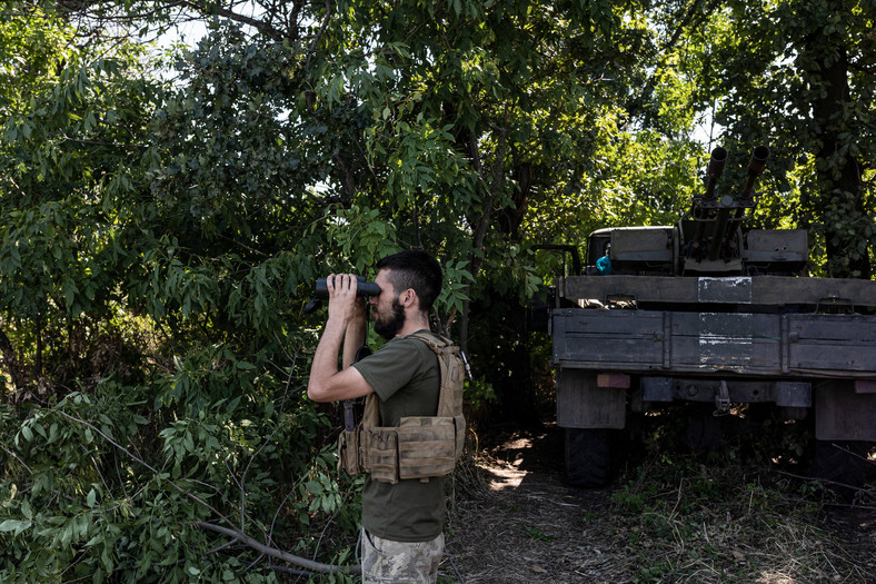 Ukraiński żołnierz wypatruje dronów wroga, kierunek Bachmutu, obwód doniecki, Ukraina, 8 sierpnia 2023 r.