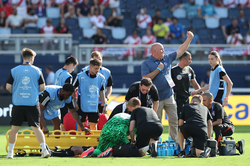 Dramatyczne chwile na Copa America. Sędzia zasłabł na boisku, ratował go bramkarz