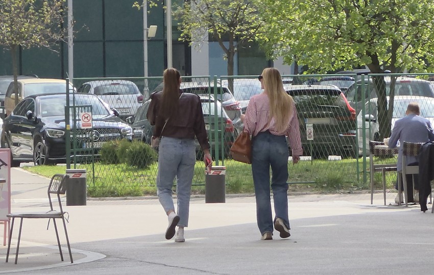 Luna i Anabela u kafiću