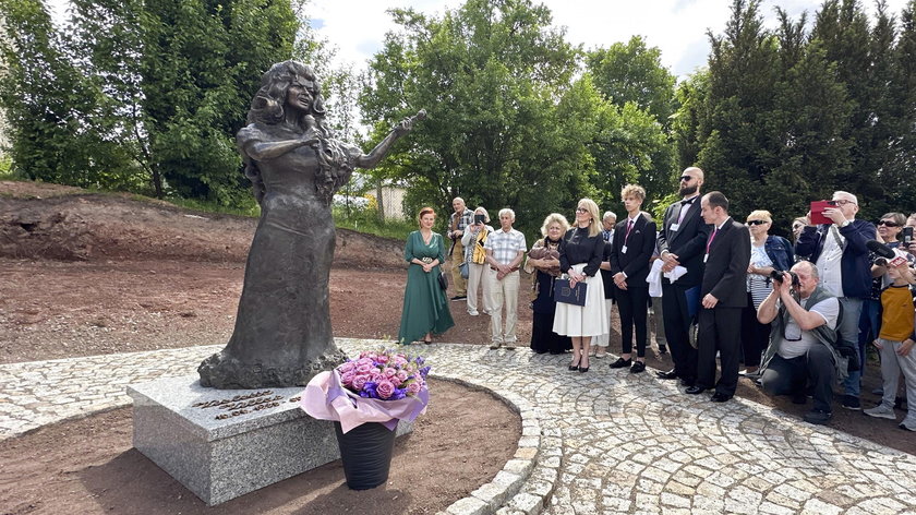 Odsłonięcie pomnika Violetty Villas w Lewinie Kłodzkim.