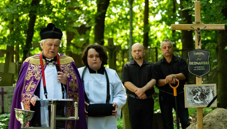 Marian Dziędziel jako ksiądz w filmie "Masz ci los!"