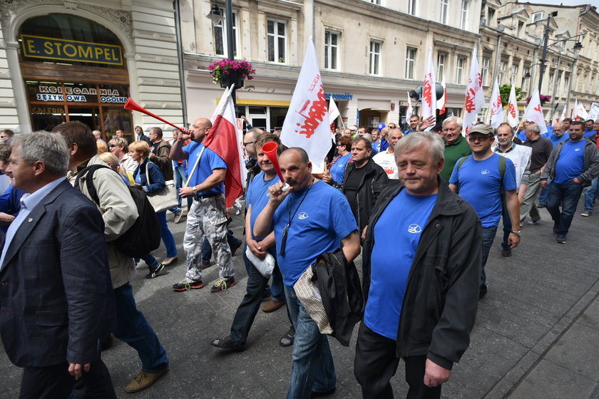 Pracownicy Wojskowych Zakładów Lotniczych manifestowali poparcie dla inwestycji Airbusa w Łodzi