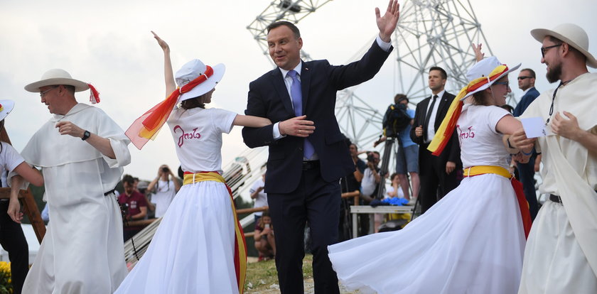 Śmieją się z Dudy, a Komorowski też tańcował