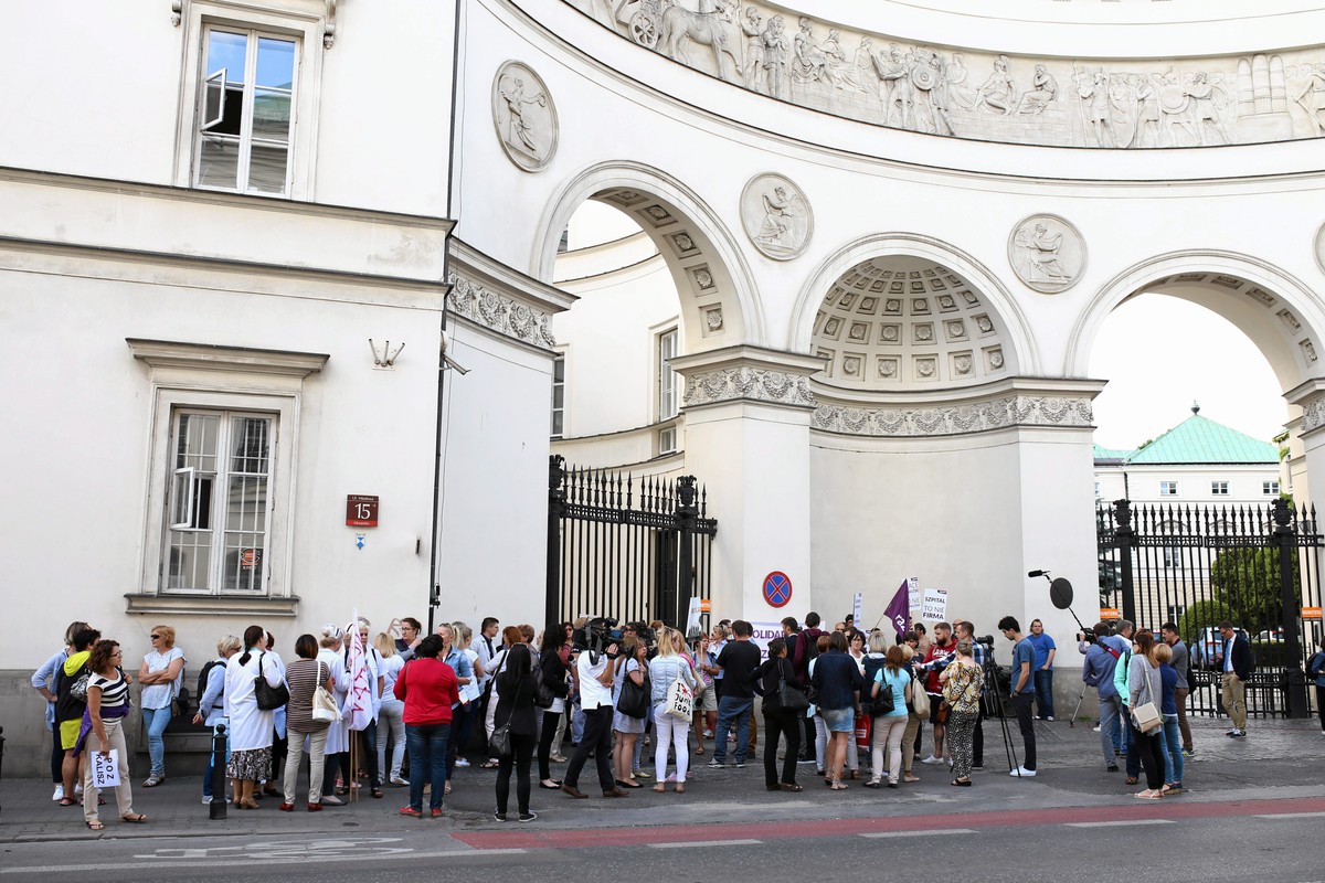 Związkowcy w siedzibie resortu są od poniedziałkowego popołudnia, gdy zakończyło się spotkanie Zespołu Trójstronnego ds. Ochrony Zdrowia.