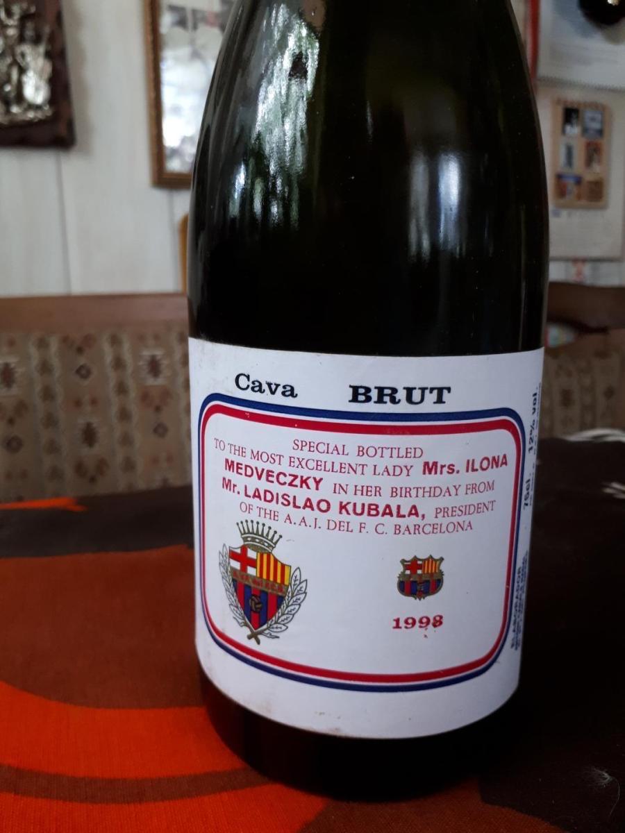 Kubala ajándék pezsgője, amit Medveczkynek adott.