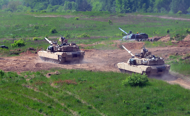 Żołnierze ćwiczyli zadania taktyczne i obronne z udziałem samolotów myśliwskich, śmigłowców i wozów bojowych oraz kompanii czołgów: amerykańskich Abramsów i francuskich Leclerc. fot. (mb/cat) PAP/Marcin Bielecki