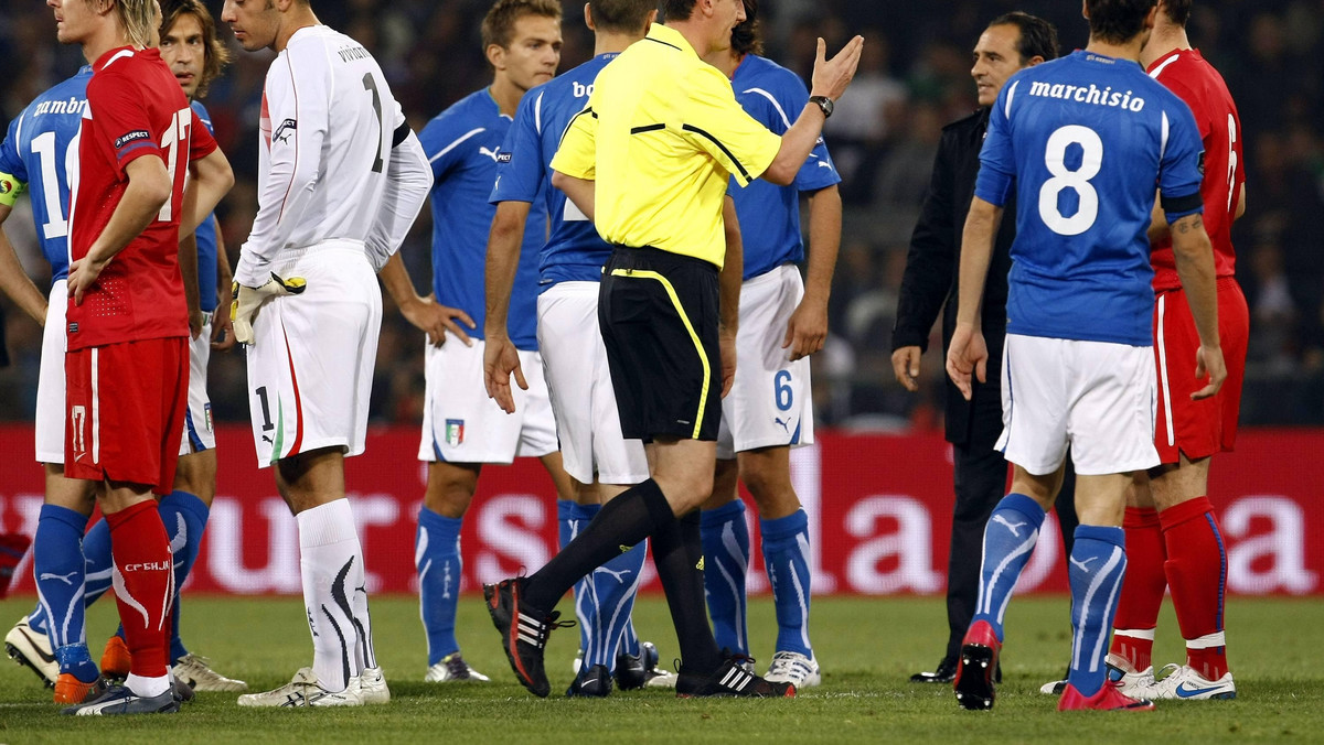 Napastnik reprezentacji Włoch Giampaolo Pazzini przyznał w wywiadzie dla "Radio Blu", że jest zawiedziony i zdenerwowany tym, że przez głupotę serbskich kibiców odwołano mecz pomiędzy Wlochami i Serbią. - Jest nam bardzo przykro - przyznał Pazzini.