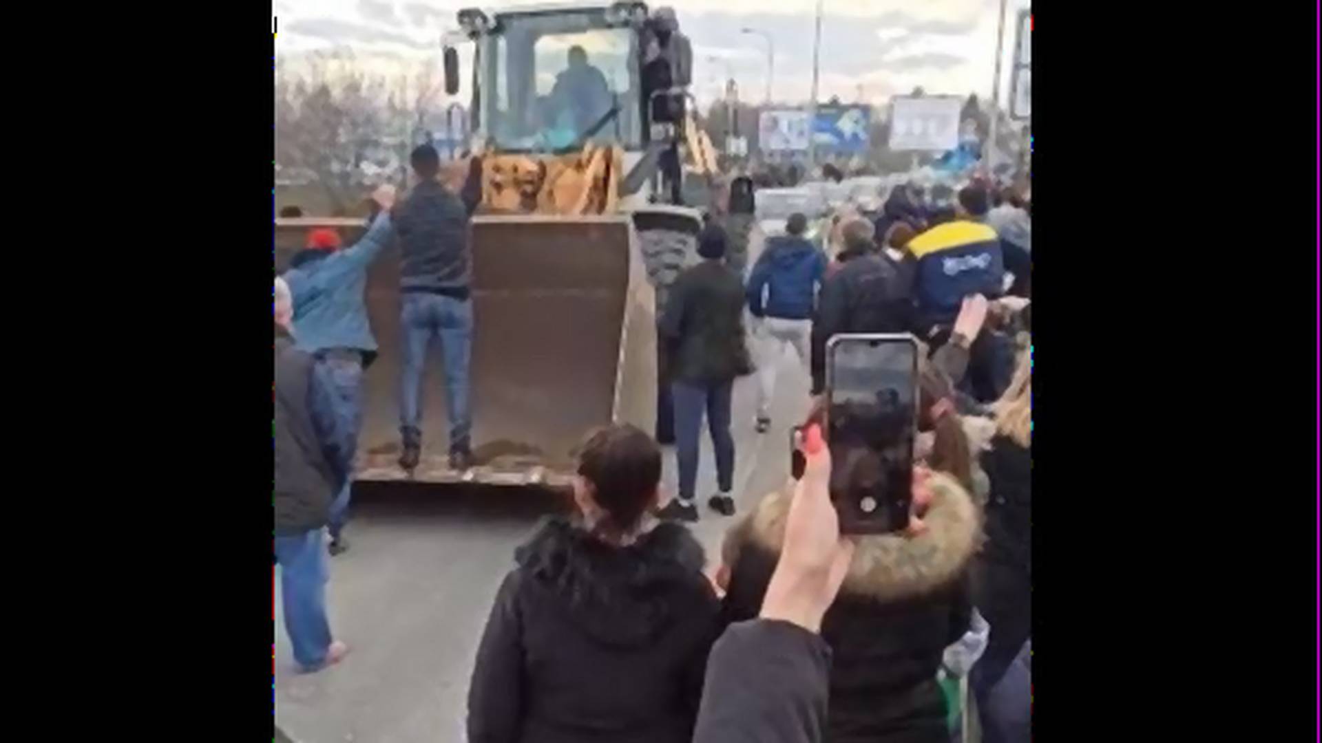 Bagerom krenuli na aktiviste u Šapcu, ljudi im uzvratili 