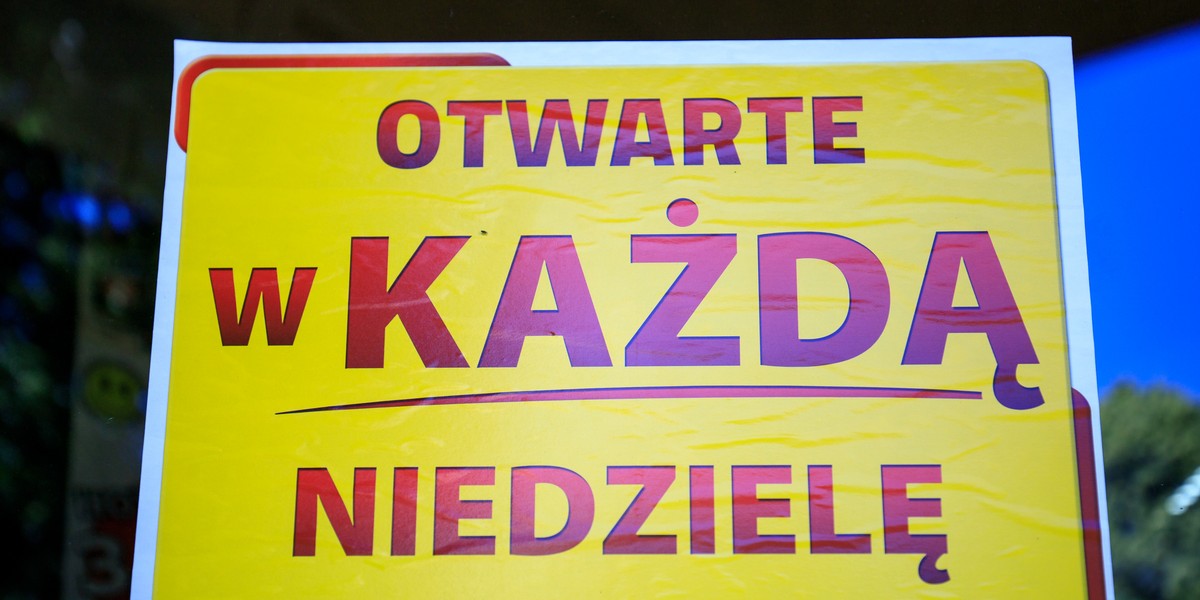 Zakaz handlu w niedziele zmienił polski handel. Na czas koronawirusa rząd zaproponował złagodzenie przepisów. Co ciekawe za całkowitym zawieszeniem jest "Solidarność".