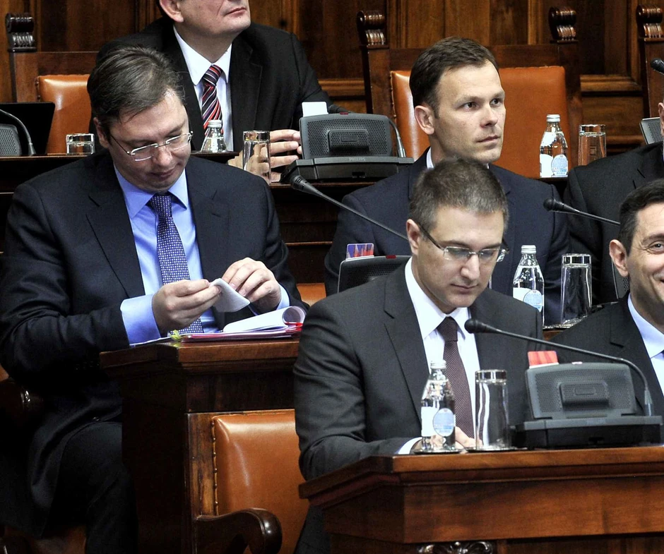 U parlamentu su skoro svi članovi Vlade i gradonačelnik Siniša Mali