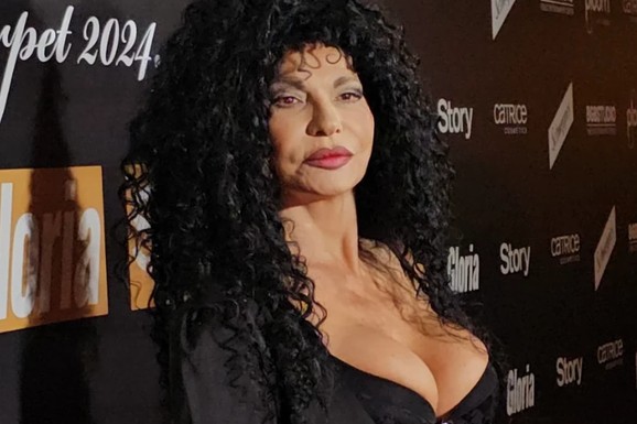 LIDIJA VUKIĆEVIĆ PODIGLA JEDNU NOGU U PREUSKIM HELANKAMA Ovaj jelovnik je tajna njene perfektne linije: "Kad sam vadila krv, lekari su rekli da je to odlična odluka"