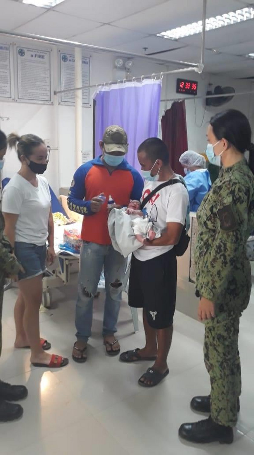 Filipiny: pies doprowadził do porzuconego na wysypisku noworodka