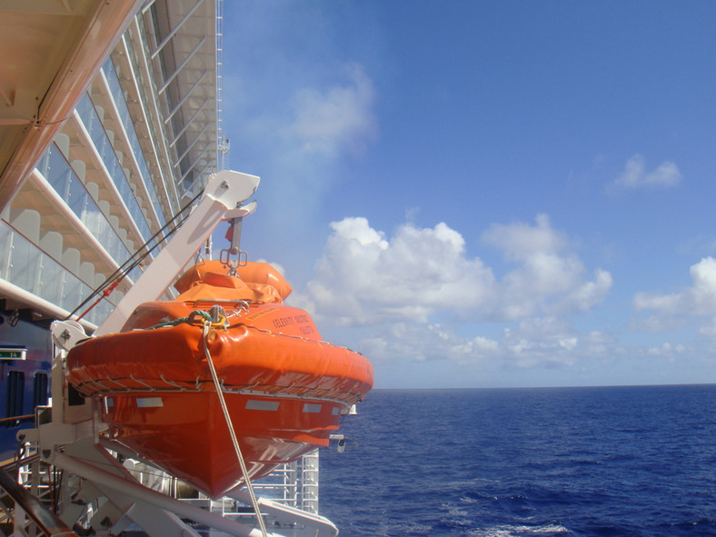 Widok z pokładu Celebrity Solstice, łódź ratunkowa, źródło: flickr, autor: Tom Mascardo 1, kod licencji: CC Attribution-NoDerivs 2.0 Generic