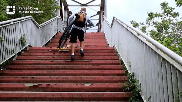 Pierwszym krokiem do pełnej modernizacji kładki będzie jej doświetlenie, naprawa stopni schodów i zamontowanie specjalnych szyn ułatwiających wprowadzanie i sprowadzanie roweru.