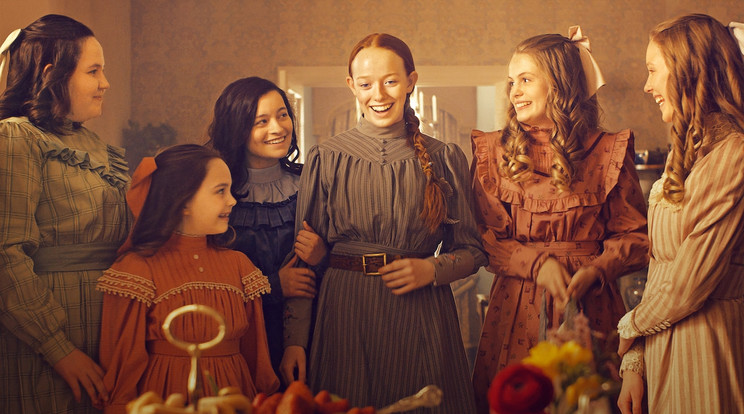 Az Anne, E-vel a végén! főszereplője (Amybeth McNulty, középen) egy cserfes, kreatív kislány, aki folyton slamasztikába keveredik / Fotó: Netflix