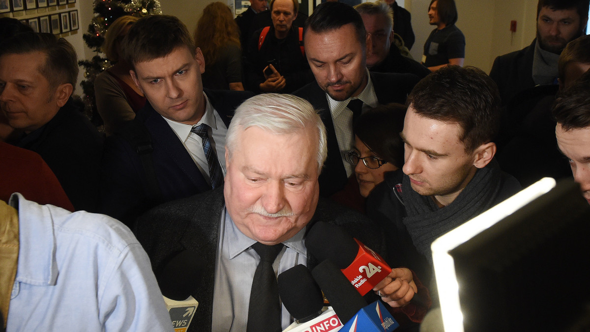 - Ani przez sekundę nie byłem po tamtej stronie, jestem czysty jak łza - oświadczył b. prezydent Lech Wałęsa, który w Warszawie wziął udział w konferencji IPN "Sprzeczne narracje. Historia powojennej Polski".