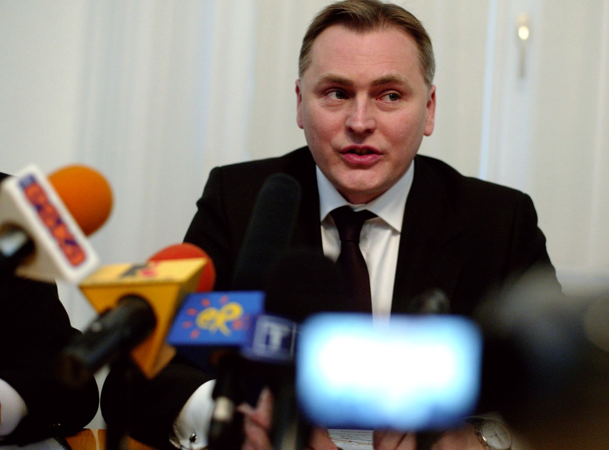 Oblał egzaminy, a nadal jest dyrektorem