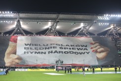 Kibice Legii z okazji setnej rocznicy odzyskania niepodległości edukowali Polaków, jak się śpiewa hymn narodowy