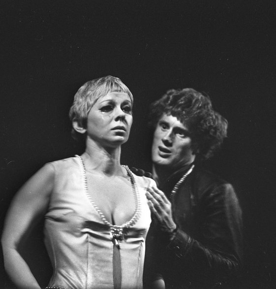 Zofia Kucówna i Daniel Olbrychski na próbie spektaklu "Hamlet" w reżyserii Adama Hanuszkiewicza (1970) 