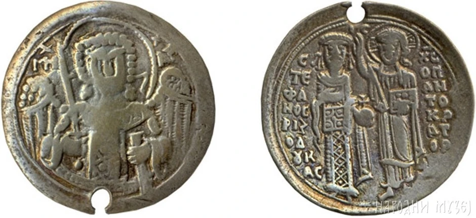 Trahej Stefana Radoslava - elektron/srebrni trahej.Poprsje arhanđela Mihaila sa nimbom. U desnoj ruci drži uspravljen mač, u levoj kaniju. revers: Kralj, levo, i Hrist sa nimbom koji ga kruniše, desno. Kralj drži glob sa krstom, Hrist drži jevanđelje.