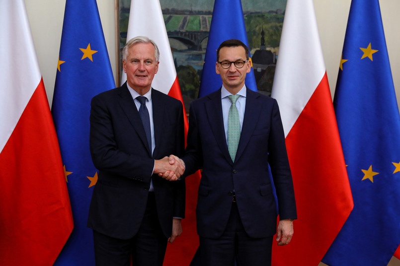 Premier Mateusz Morawiecki i Główny Negocjator Komisji Europejskiej ds. Brexitu Michel Barnier podczas powitania, przed spotkaniem w KPRM w Warszawie.