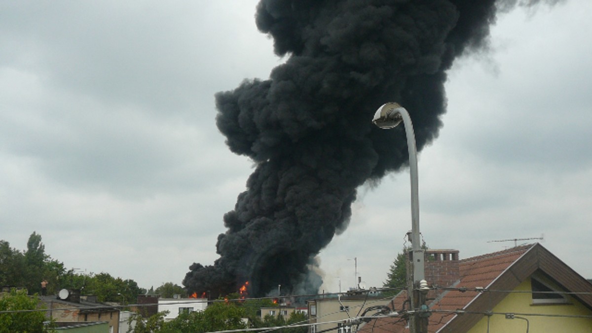 W Poznaniu około godziny 11 wybuchł ogromny pożar - o fakcie tym poinformowali internauci na Cynk.onet.pl. Zapaliła się ogromna hala z chemikaliami niedaleko ulicy Warszawskiej. Jak powiedział w TVN24 rzecznik Państwowej Straży Pożarnej Paweł Frątczak, pożar został już opanowany, jednak dogaszanie potrwa jeszcze kilka godzin.