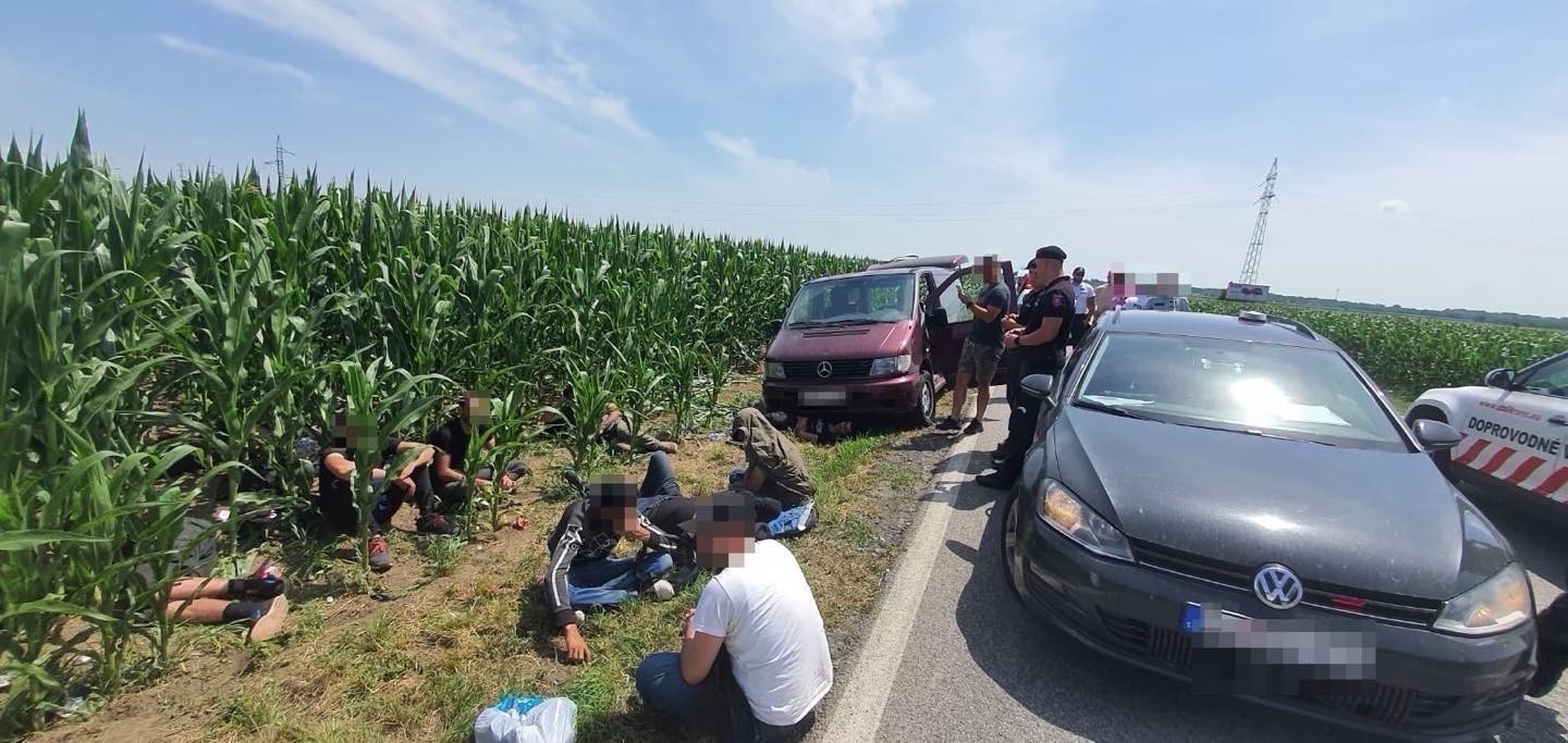 Vodič chcel ujsť pred políciou, v aute prevážal 16 nelegálnych migrantov.