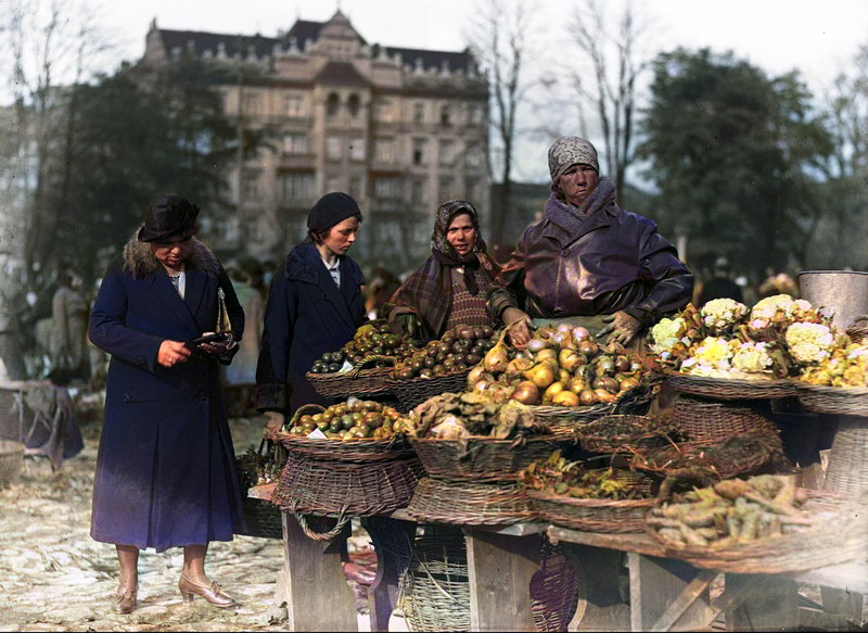 Handel uliczny w międzywojennym Krakowie. 1931 rok. Źrodło: Narodowe Archiwum Cyfrowe.