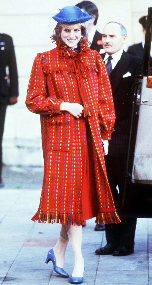 Księżna Diana w kolorowym płaszczu