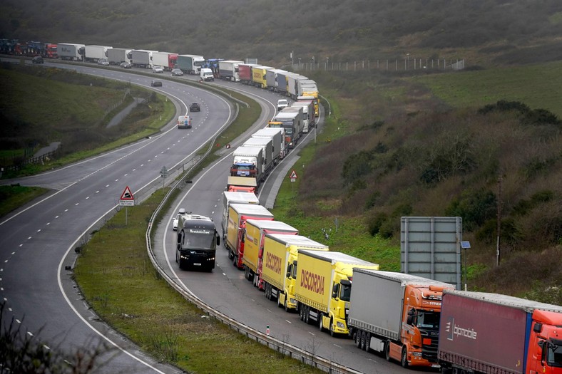 Tiry czekają na autostradzie do portu w Dover Opóźnienia spowodował strajk powszechnny we Francji