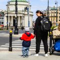 Przy wypłatach wychodzi całe gadanie o "równości". Ekspert: kobiety są karane za macierzyństwo