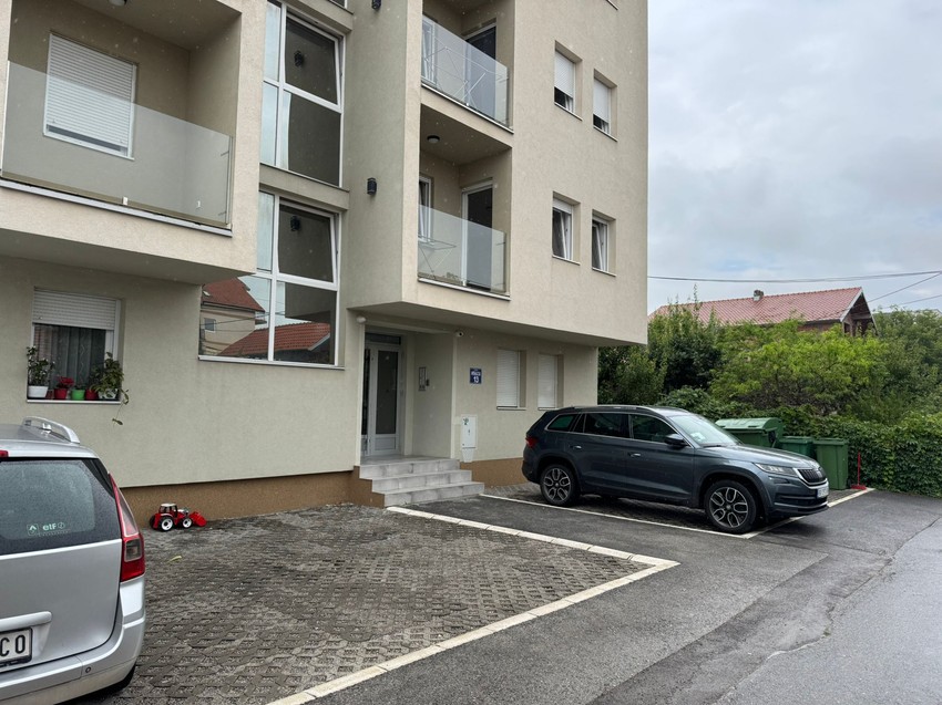 Ovo je zgrada na Ledinama gde je ubijen Miloš Pešić