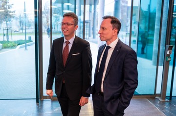 A fotón láthatók balról jobbra: Hankó Balázs kultúráért és innovációért felelős miniszter, Orbán Gábor vezérigazgató, Richter Gedeon Nyrt.